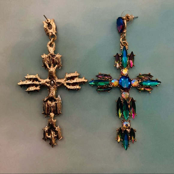 NEW Rhinestone cross earrings. - Picture 8 of 11